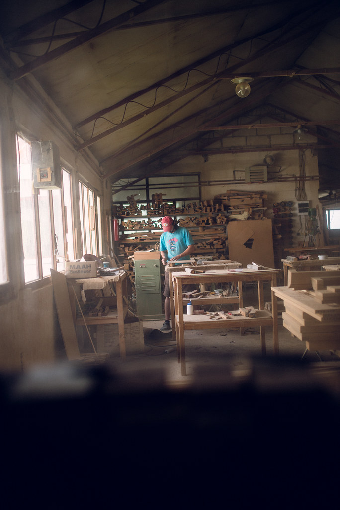 Bibliothèque sur mesure en noyer massif fabriquée par Clothing Car